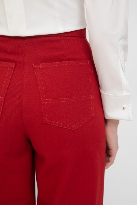 Товар красного цвета с внутренней стороны