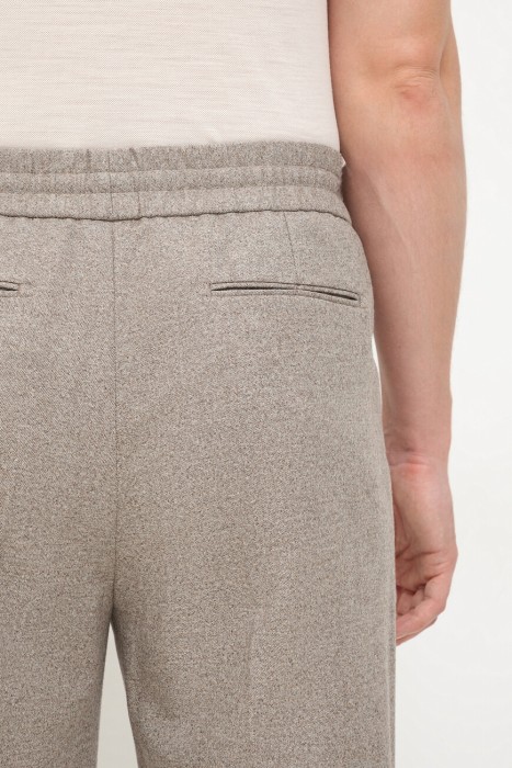 Товар коричневого цвета с внутренней стороны