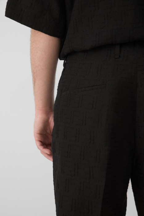 Товар черного цвета с внутренней стороны