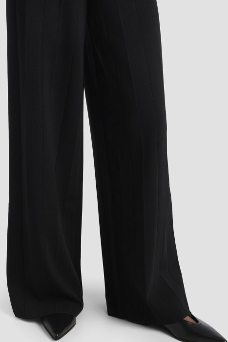 Товар черного цвета с внутренней стороны