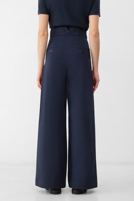 брюки  по цене 32000 руб вид справа