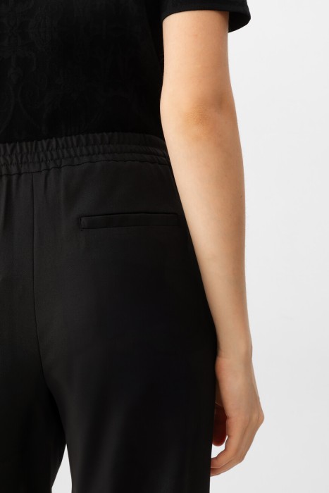 Товар черного цвета с внутренней стороны