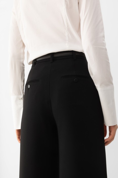 Товар черного цвета с внутренней стороны