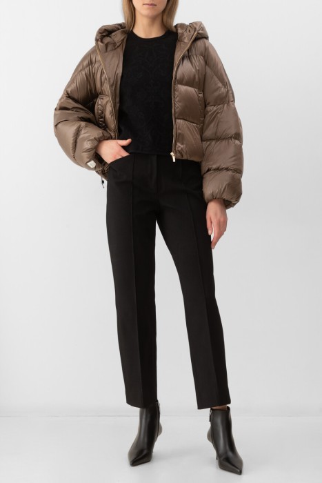 Товар черного цвета с внутренней стороны