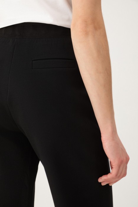 Товар черного цвета с внутренней стороны