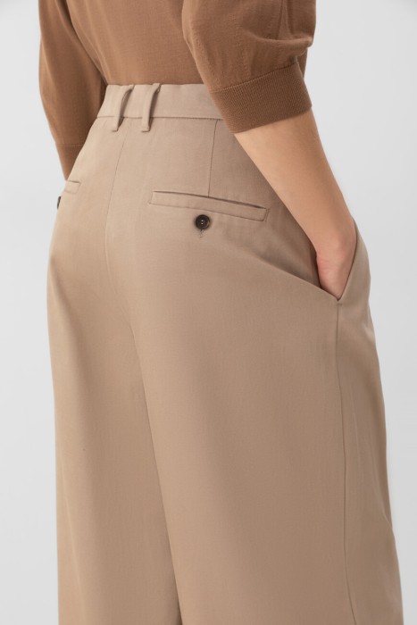 Товар бежевого цвета с внутренней стороны