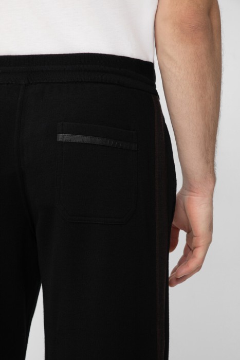 Товар черного цвета с внутренней стороны