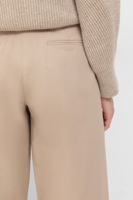 Товар бежевого цвета с внутренней стороны