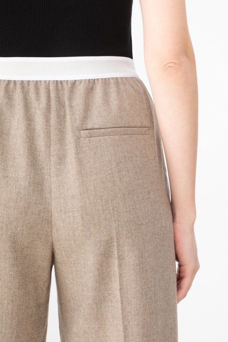 Товар бежевого цвета с внутренней стороны