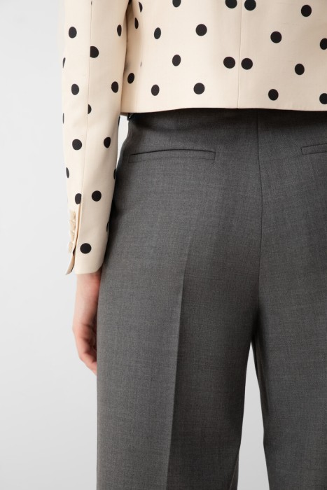 Товар серого цвета с внутренней стороны