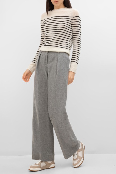 Товар серого цвета с внутренней стороны