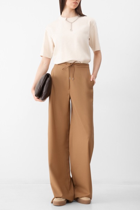 Товар бежевого цвета с внутренней стороны