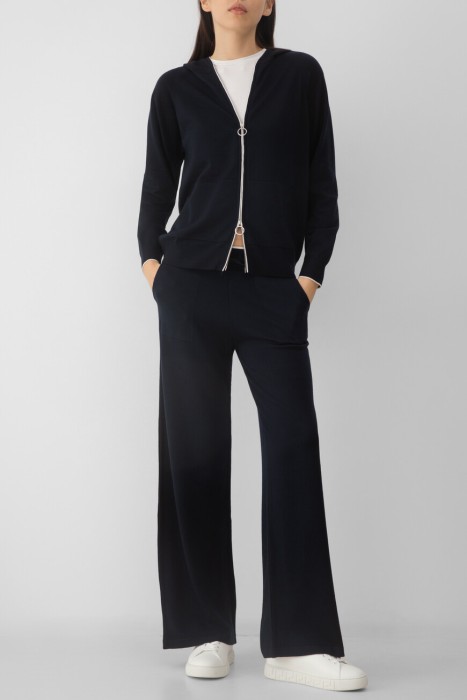 Товар синего цвета с внутренней стороны