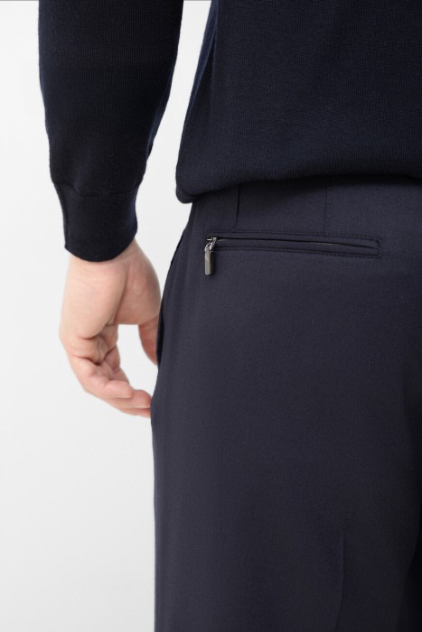 Товар синего цвета с внутренней стороны