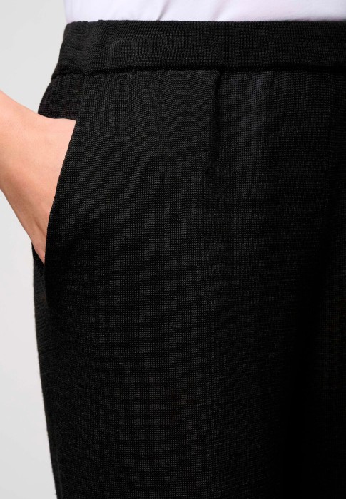 Товар черного цвета с внутренней стороны