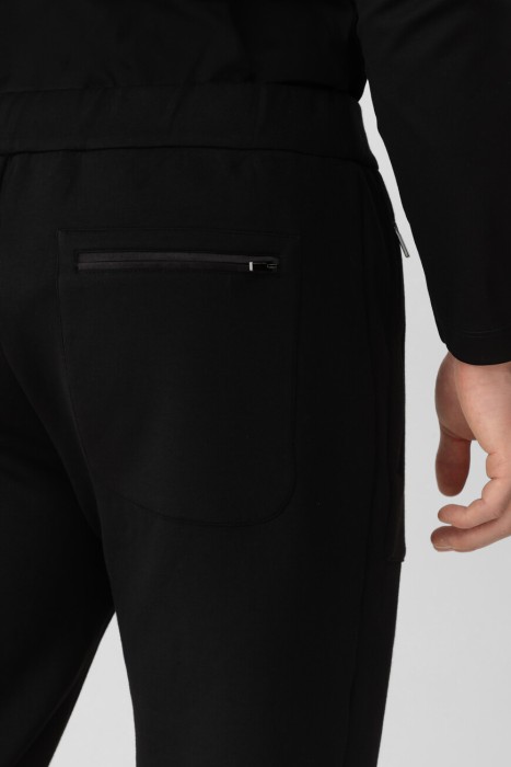 Товар черного цвета с внутренней стороны