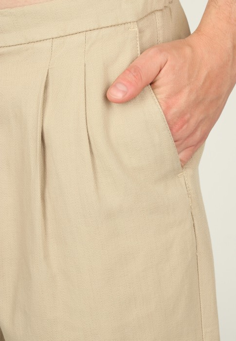 Товар бежевого цвета с внутренней стороны