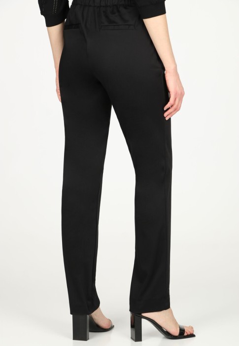 Товар черного цвета с внутренней стороны