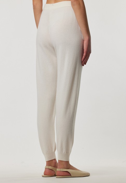 брюки  по цене 47900 руб вид справа