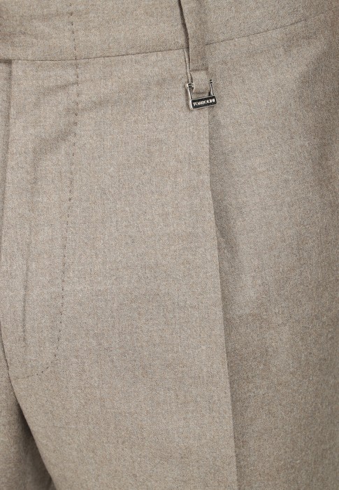 Товар бежевого цвета с внутренней стороны