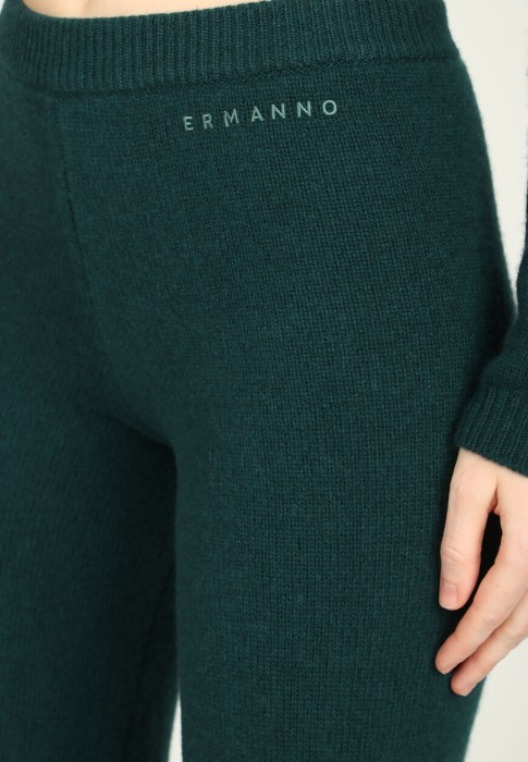 Товар зеленого цвета с внутренней стороны