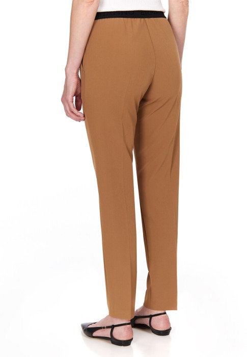 Товар коричневого цвета с внутренней стороны