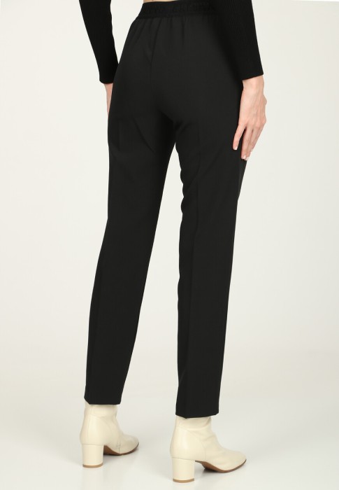 Товар черного цвета с внутренней стороны