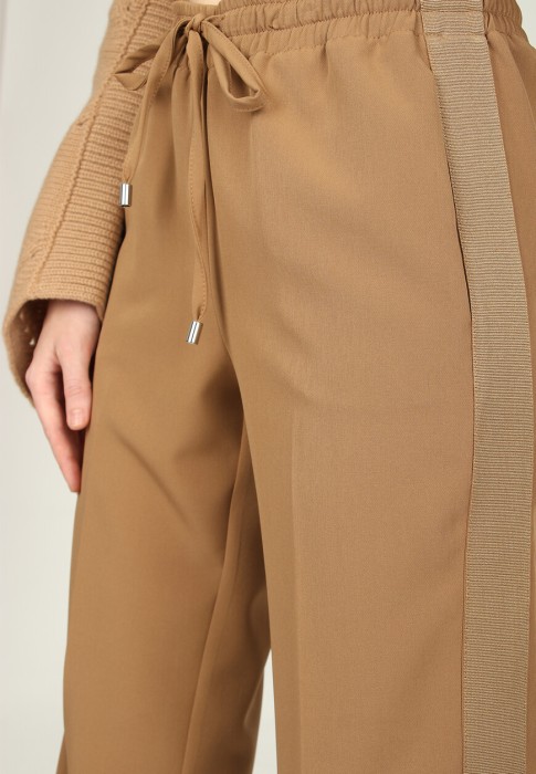 Товар коричневого цвета с внутренней стороны