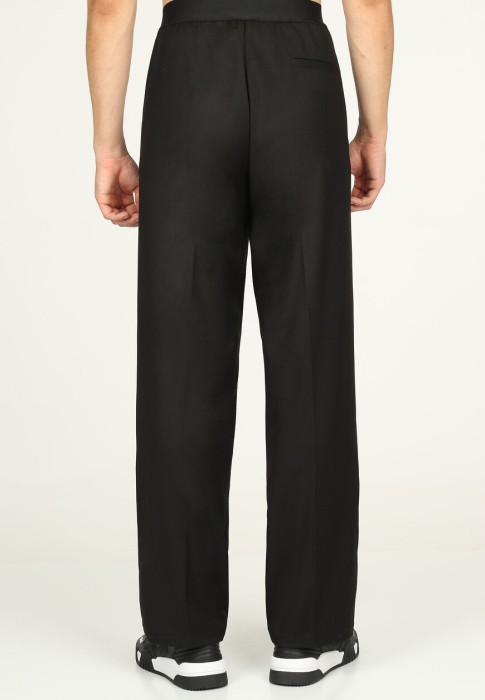 Товар черного цвета с внутренней стороны