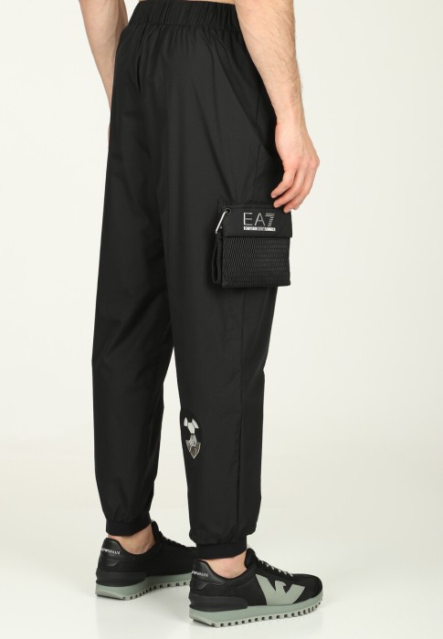 Товар черного цвета с внутренней стороны