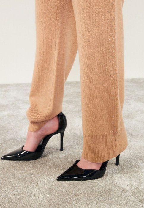 Товар бежевого цвета с внутренней стороны