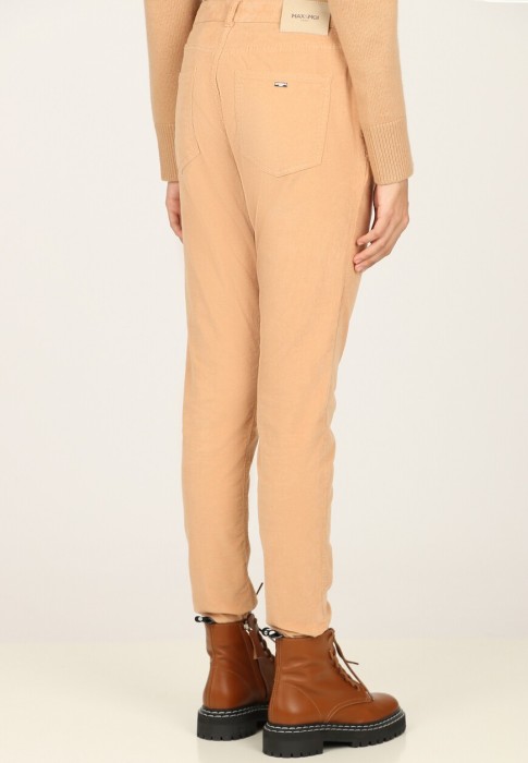 Товар бежевого цвета с внутренней стороны