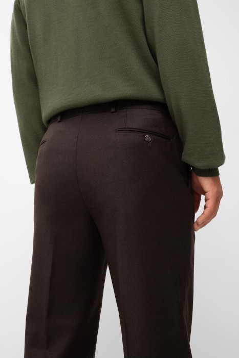 Товар коричневого цвета с внутренней стороны