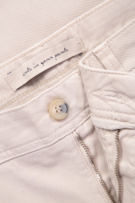 Товар бежевого цвета с внутренней стороны