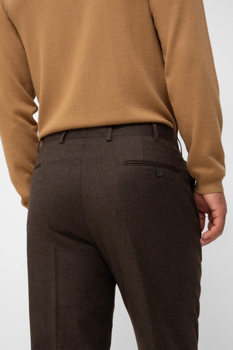 Товар коричневого цвета с внутренней стороны