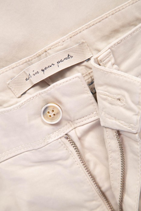 Товар бежевого цвета с внутренней стороны