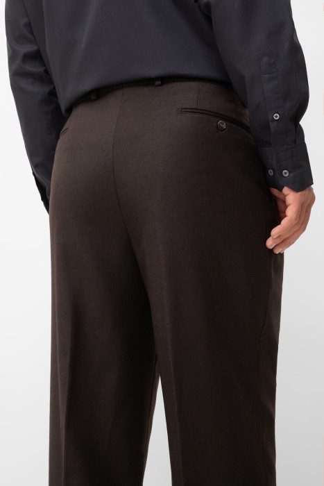 Товар коричневого цвета с внутренней стороны