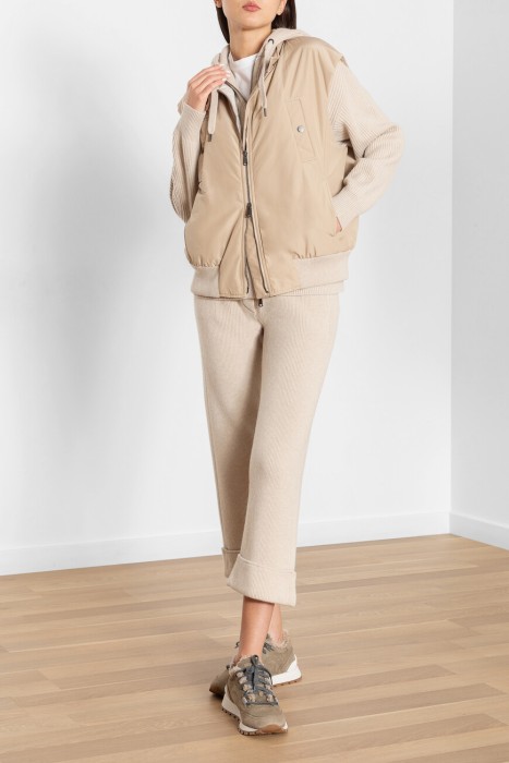 Товар бежевого цвета с внутренней стороны