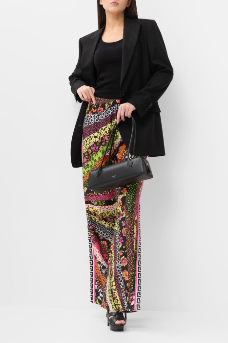 Товар черного цвета с внутренней стороны