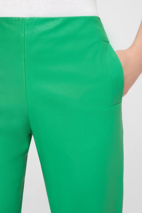 Товар зеленого цвета с внутренней стороны