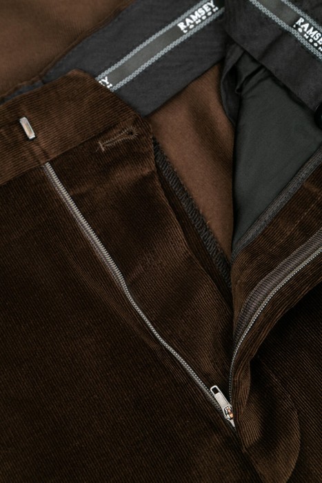 Товар коричневого цвета с внутренней стороны