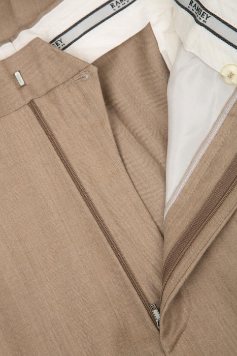 Товар бежевого цвета с внутренней стороны