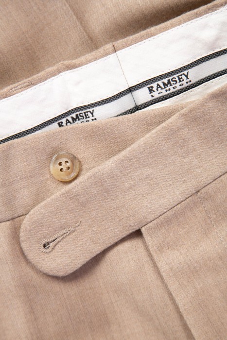 Товар бежевого цвета с внутренней стороны