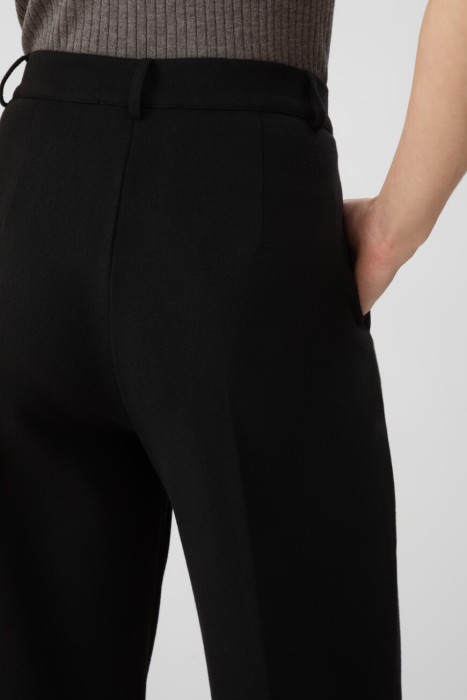 Товар черного цвета с внутренней стороны