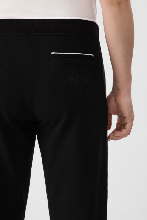 Товар черного цвета с внутренней стороны