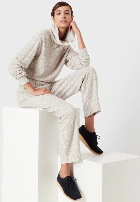 Товар бежевого цвета с внутренней стороны