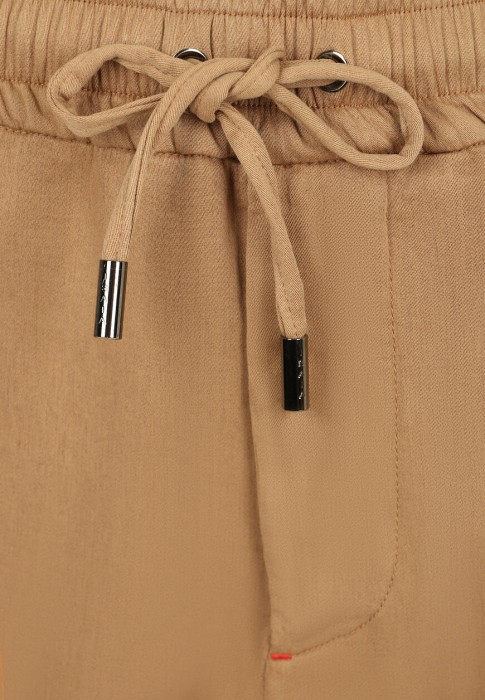 Товар бежевого цвета с внутренней стороны