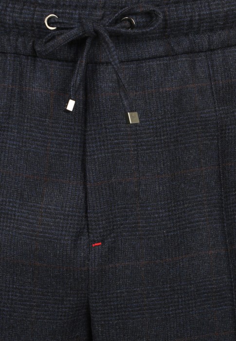 Товар синего цвета с внутренней стороны