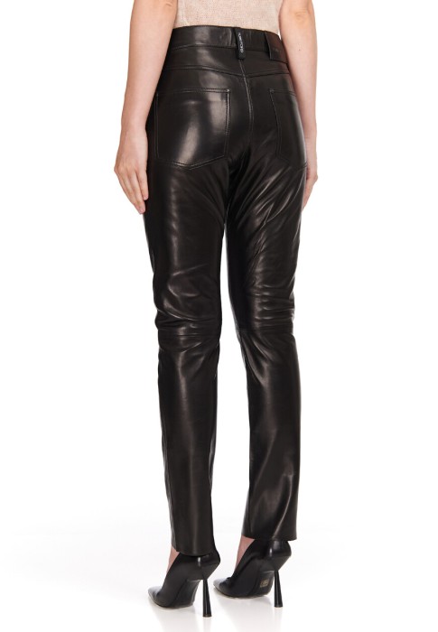 Товар черного цвета с внутренней стороны