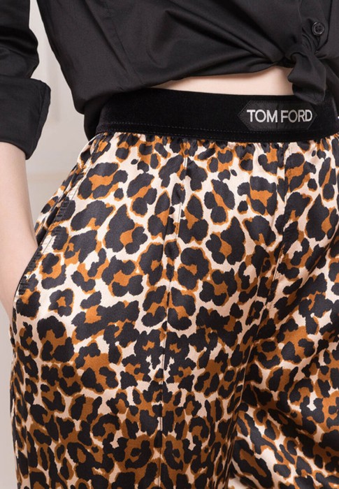 Товар коричневого цвета с внутренней стороны